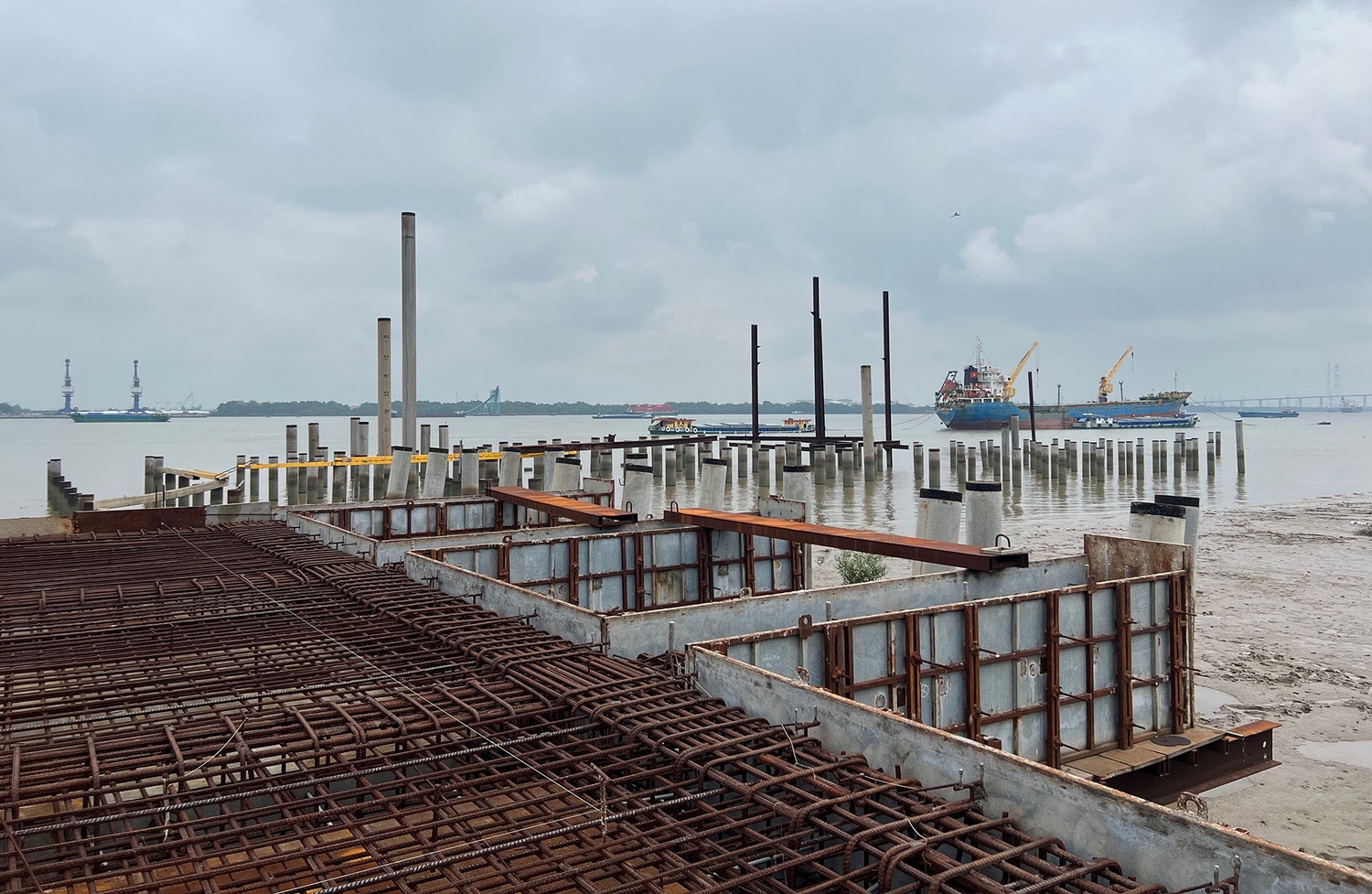 Hoang tàn công trình Tổng kho dự trữ 450.000 m3 xăng dầu tại TP.HCM