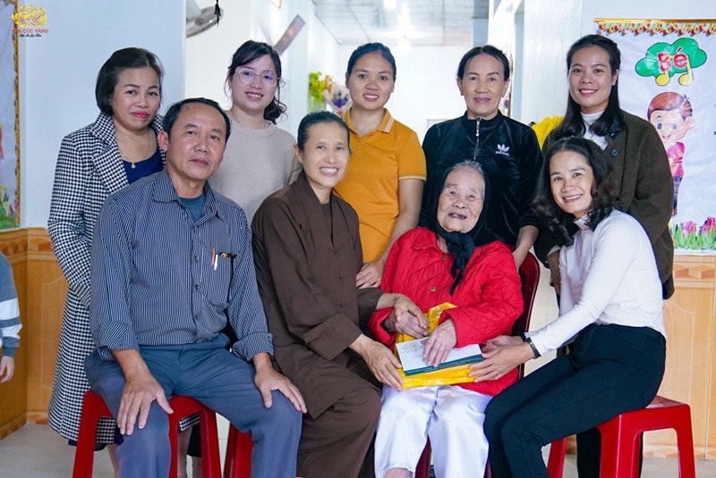 Những dư âm còn mãi sau Đại lễ cầu siêu, thả hoa đăng tri ân bên bờ Thạch Hãn -0