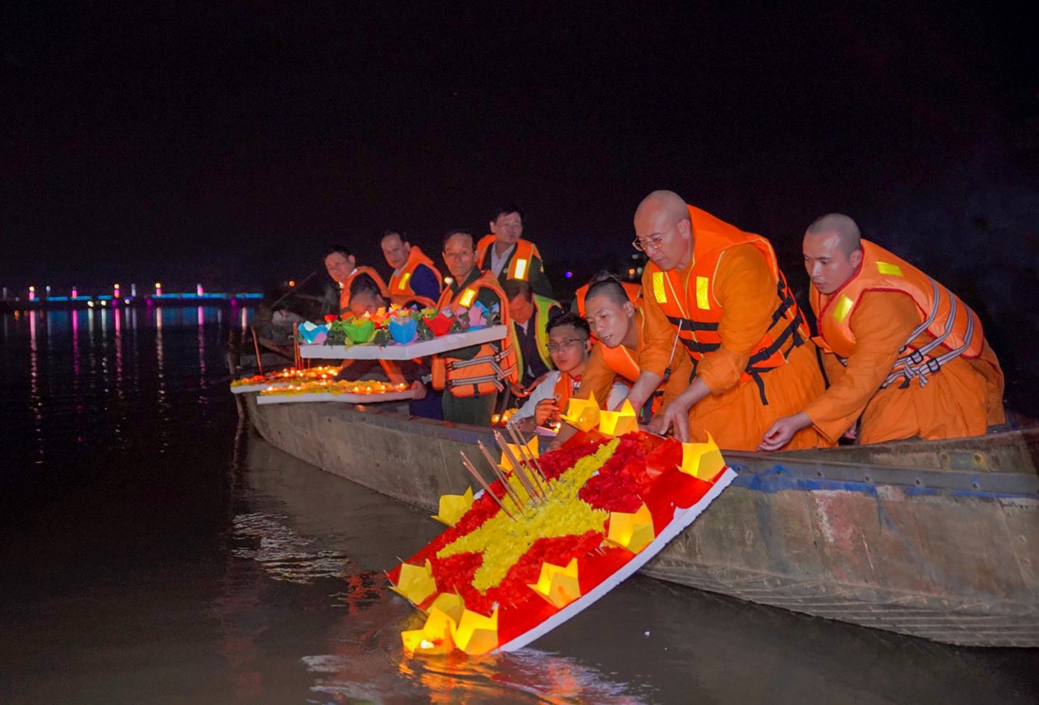 Những dư âm còn mãi sau Đại lễ cầu siêu, thả hoa đăng tri ân bên bờ Thạch Hãn -0