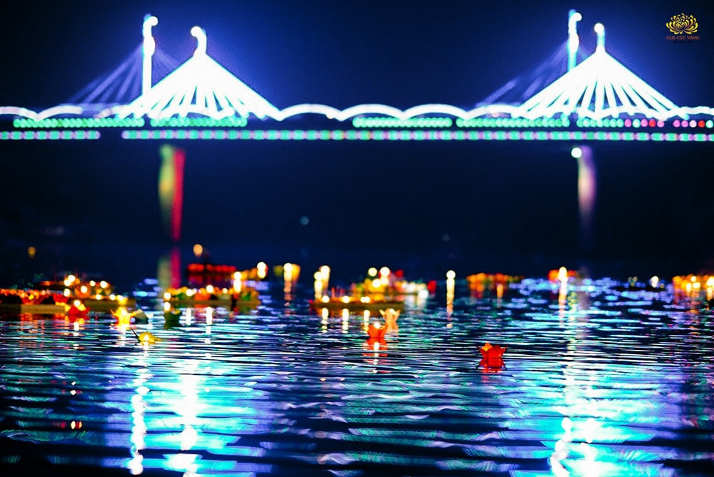 Những dư âm còn mãi sau Đại lễ cầu siêu, thả hoa đăng tri ân bên bờ Thạch Hãn -0