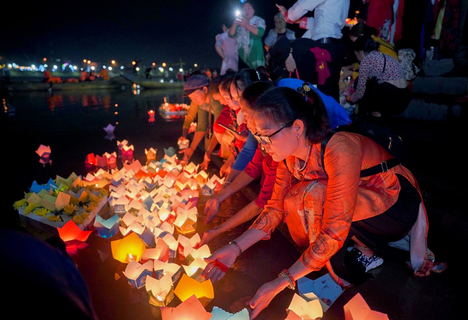 Những dư âm còn mãi sau Đại lễ cầu siêu, thả hoa đăng tri ân bên bờ Thạch Hãn -0