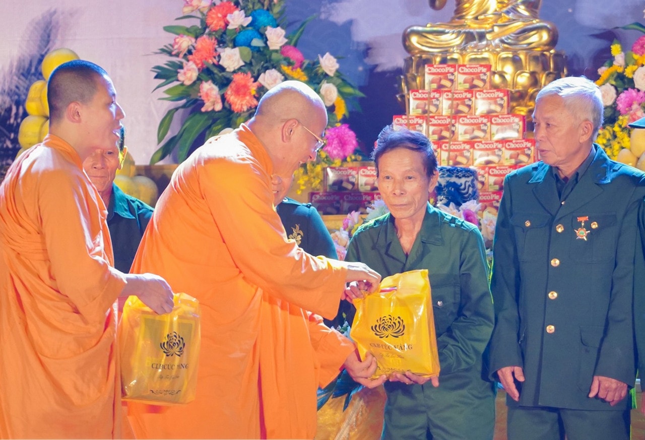 Những dư âm còn mãi sau Đại lễ cầu siêu, thả hoa đăng tri ân bên bờ Thạch Hãn -0