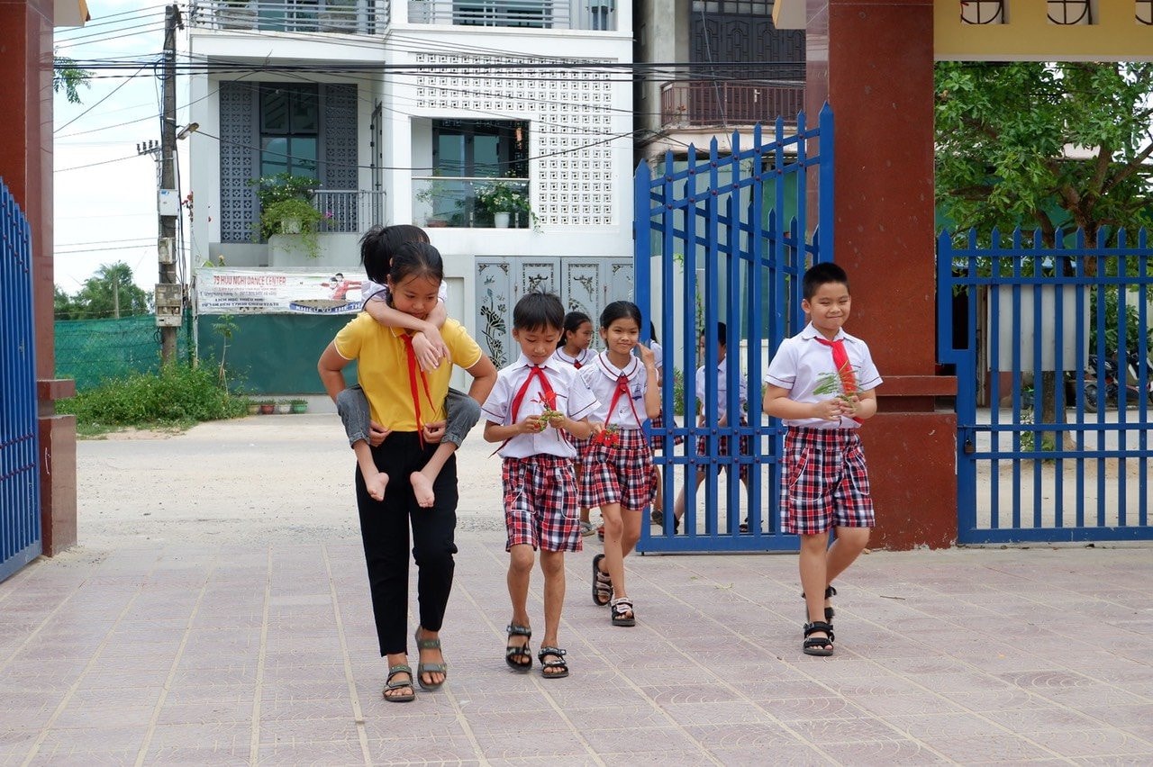 Nữ sinh lớp 4 và hành trình 4 năm làm cõng bạn đến trường -0