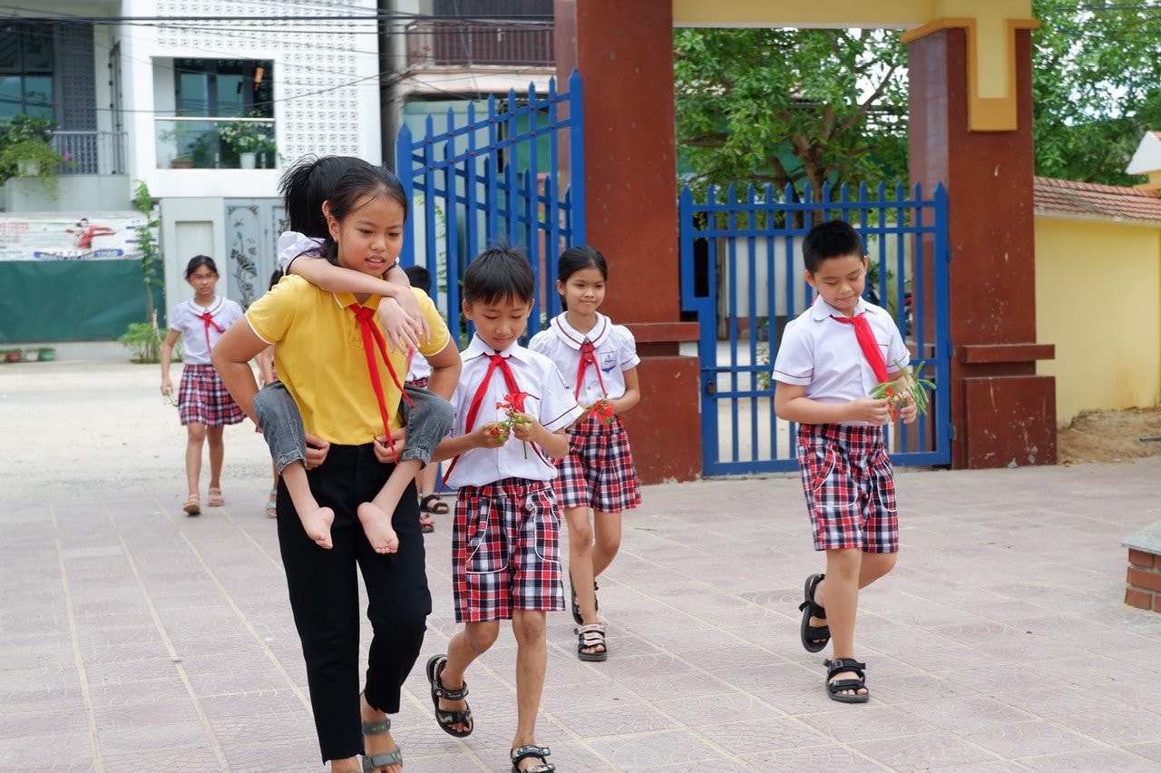 Nữ sinh lớp 4 và hành trình 4 năm làm cõng bạn đến trường -0