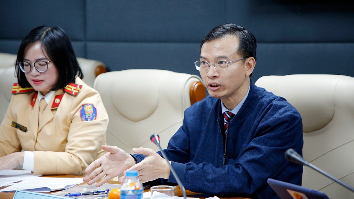 MC:  Thưa ông Trần Hữu Minh, trên đường phố, không khó để bắt gặp hình ảnh người dân phóng nhanh, vượt ẩu, lấn làn, đi vào đường cấm, đường ngược chiều, điều khiển phương tiện mà không có giấy phép lái xe, không đội mũ bảo hiểm… Vậy để xây dựng môi trường giao thông an toàn, văn minh, bền vững, theo ông cần những giải pháp gì?