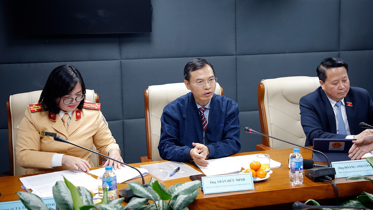 MC:  Thưa ông Trần Hữu Minh, trên đường phố, không khó để bắt gặp hình ảnh người dân phóng nhanh, vượt ẩu, lấn làn, đi vào đường cấm, đường ngược chiều, điều khiển phương tiện mà không có giấy phép lái xe, không đội mũ bảo hiểm… Vậy để xây dựng môi trường giao thông an toàn, văn minh, bền vững, theo ông cần những giải pháp gì?