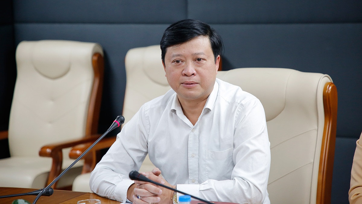 MC: Thưa PGS. TS Phạm Mạnh Hà, có thể thấy, nguyên nhân đưa đến tai nạn và ùn tắc giao thông phần lớn là do những hành vi thiếu văn hóa của người tham gia giao thông, không tự giác thực hiện những quy định của luật lệ giao thông. Vậy theo ông, cần phải làm gì để nâng cao hiệu quả giáo dục, thay đổi nhận thức của người tham gia giao thông?