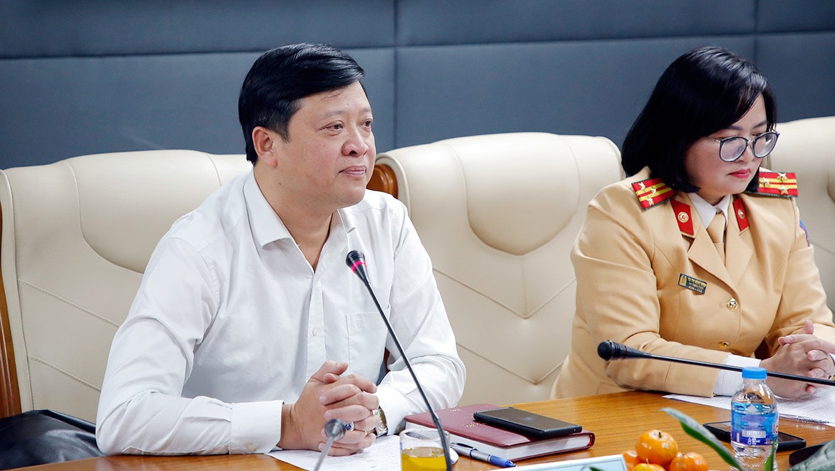 MC: Trong tháng 10 vừa qua, Bộ Công an và Bộ Giáo dục và Đào tạo đã tổ chức Lễ ký kết Chương trình phối hợp tăng cường công tác tuyên truyền, phổ biến giáo dục pháp luật về TTATGT trong các cơ sở giáo dục giai đoạn 2022 – 2025. Vậy việc tuyên truyền, phổ biến về TTATGT đã triển khai tại các trường đại học chưa thưa PGS. TS Phạm Mạnh Hà?