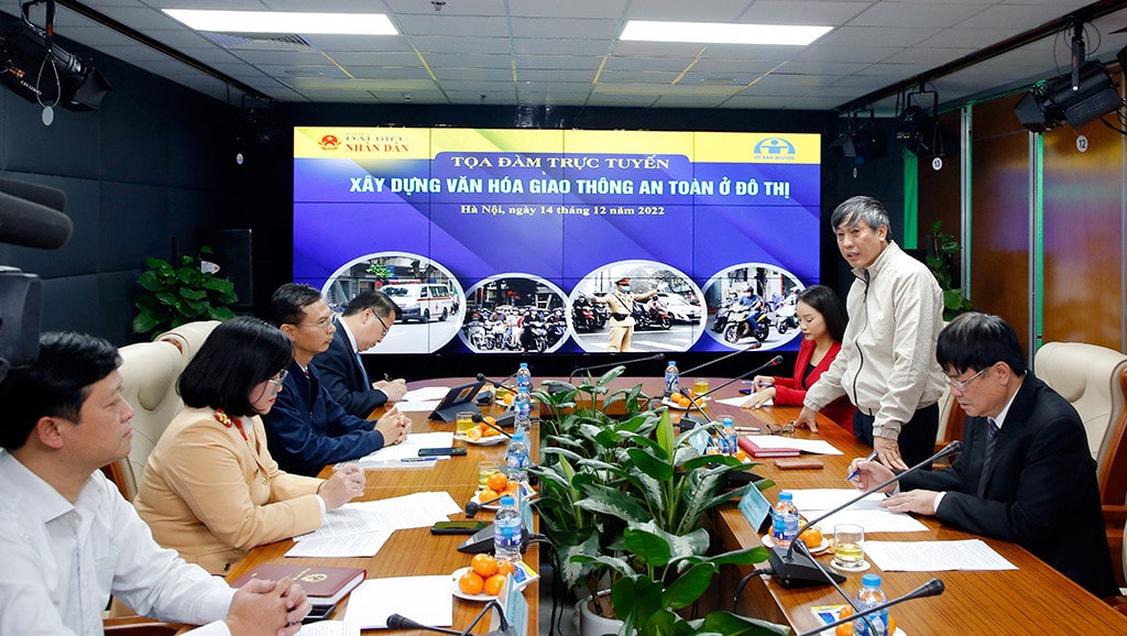 <p><strong>Nhà báo Nguyễn Quốc Thắng</strong>: Nói thêm về nếp nhà, ở trong nhà trường, cơ quan, xã hội khi tham gia giao thông có rất nhiều đối tượng khác nhau cần phân biệt kỹ để có cách xử lý phù hợp.</p> -0