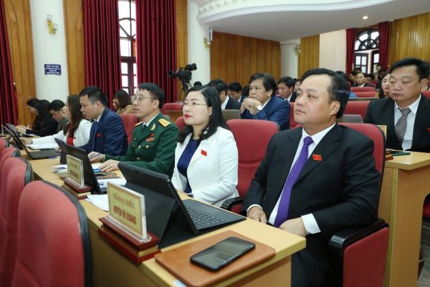 Các đại biểu HĐND tỉnh nghe các báo cáo trình tại Kỳ họp Hà Tĩnh: Thu ngân sách năm 2022 đạt 16.900 tỷ đồng -0