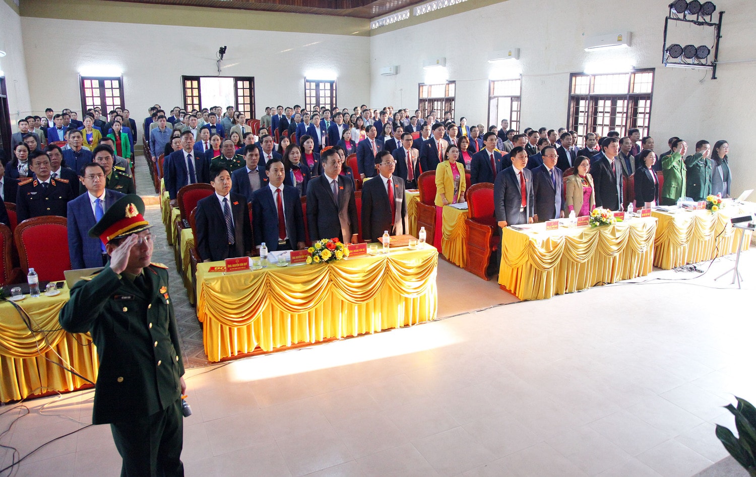 Các đại biểu thực hiện nghi thức chào cờ Khai mạc Kỳ họp thứ 8, HĐND huyện Quỳnh Lưu Khoá XX -0