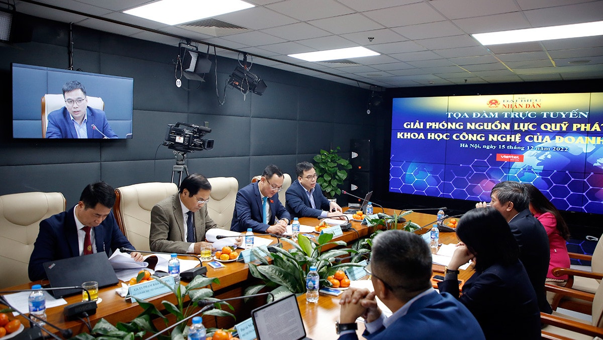Trước hết, xin được hỏi đại diện Bộ Khoa học, Công nghệ và Môi trường, ông Nguyễn Nam Hải, Vụ trưởng Vụ Kế hoạch – Tài chính. Ngoài những vướng mắc đã được tháo gỡ trong Thông tư số 05 và Thông tư số 67, chúng ta cần phải sửa đổi bổ sung ở hệ thống văn bản quy phạm pháp luật nào nữa không? Và nếu có, thì đâu là điểm nghẽn lớn nhất?