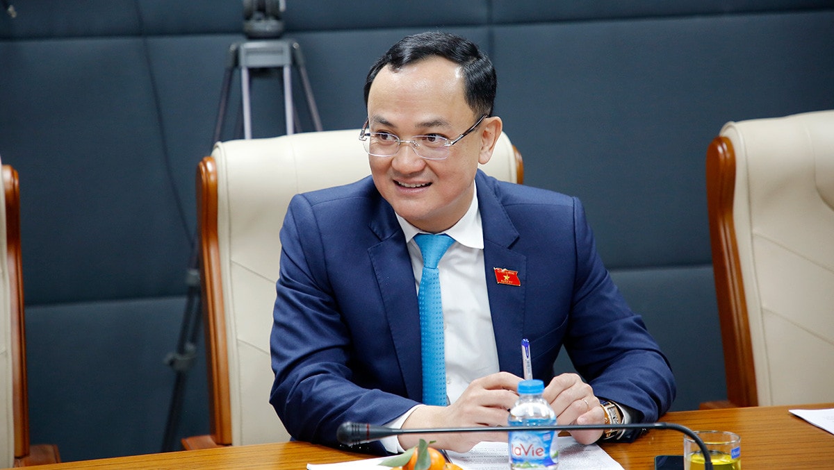 Ông Nguyễn Ngọc Sơn, Ủy viên Thường trực Ủy ban Khoa học, Công nghệ và Môi trường: Kính thưa quý vị đại biểu! Chia sẻ của các đại biểu cho thấy khoa học và công nghệ đóng vai trò hết sức quan trọng với sự phát triển của nền kinh tế và của doanh nghiệp; sứ mệnh của Quỹ Phát triển khoa học và công nghệ của doanh nghiệp cũng rất lớn lao.  
