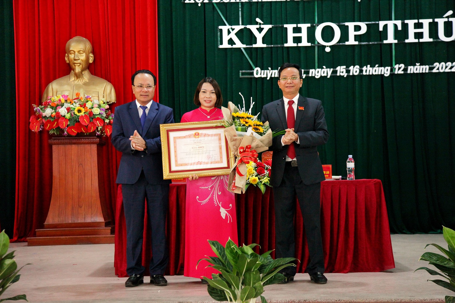 Cá nhân được tặng bằng khen của Thủ tướng Chính phủ Khai mạc Kỳ họp thứ 8, HĐND huyện Quỳnh Lưu Khoá XX -0