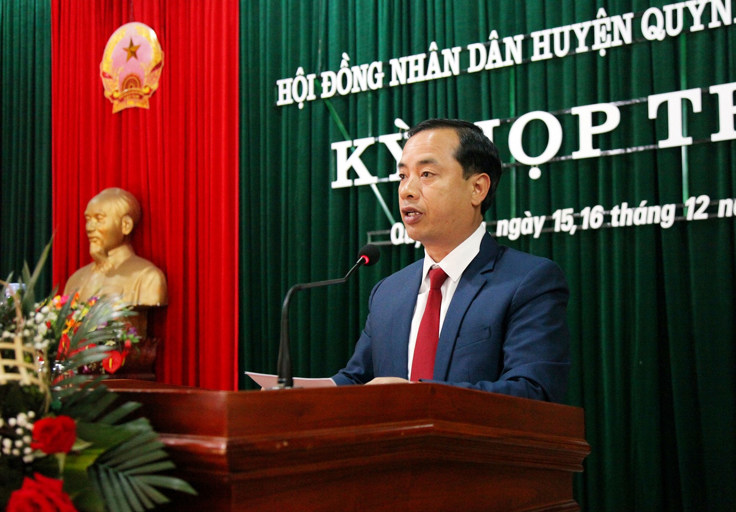 Ủy viên Ban Thường vụ Huyện ủy, Phó Chủ tịch UBND huyện Nguyễn Văn Thưởng trình bày các giải pháp cụ thể để hoàn thành mục tiêu năm 2023 đề ra Khai mạc Kỳ họp thứ 8, HĐND huyện Quỳnh Lưu Khoá XX -0