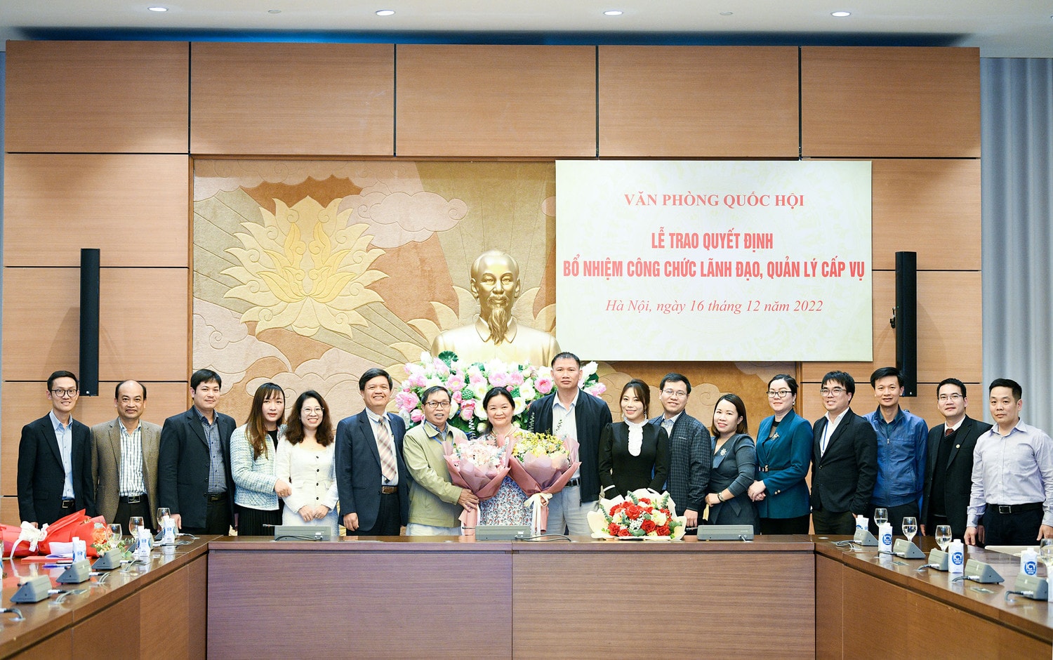 Cán bộ, công chức Vụ Khoa học, Công nghệ và Môi trường chúc mừng Tân Vụ trưởng