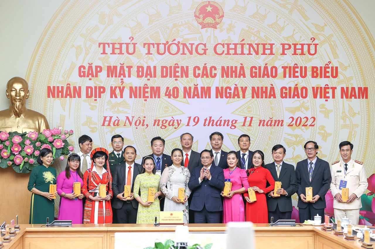 Cô giáo hết lòng với trẻ chậm phát triển trí tuệ -0