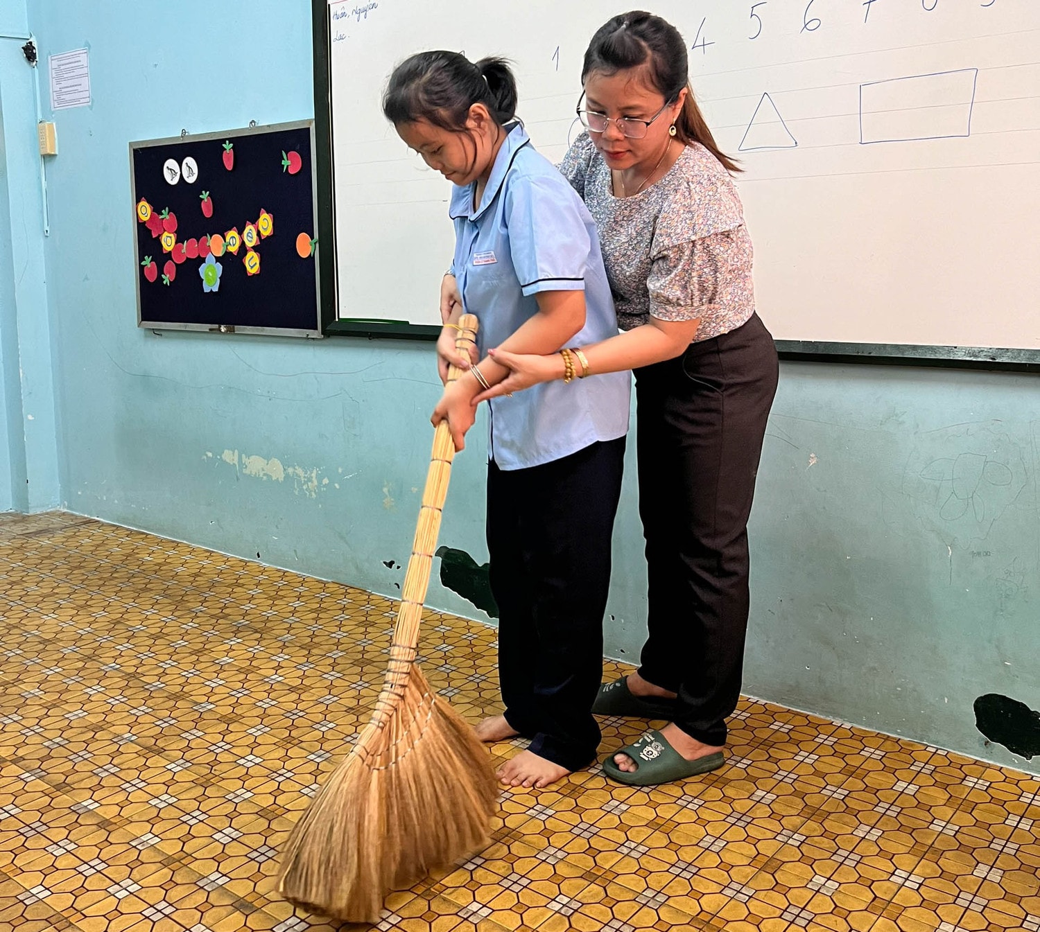 Cô giáo hết lòng với trẻ chậm phát triển trí tuệ -0