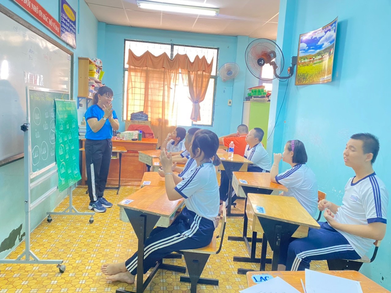 Cô giáo hết lòng với trẻ chậm phát triển trí tuệ -0