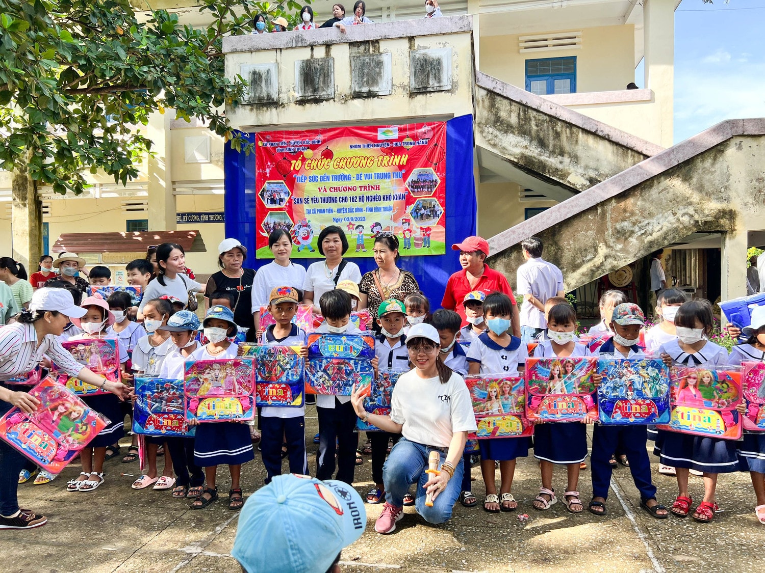 Cô giáo hết lòng với trẻ chậm phát triển trí tuệ -0