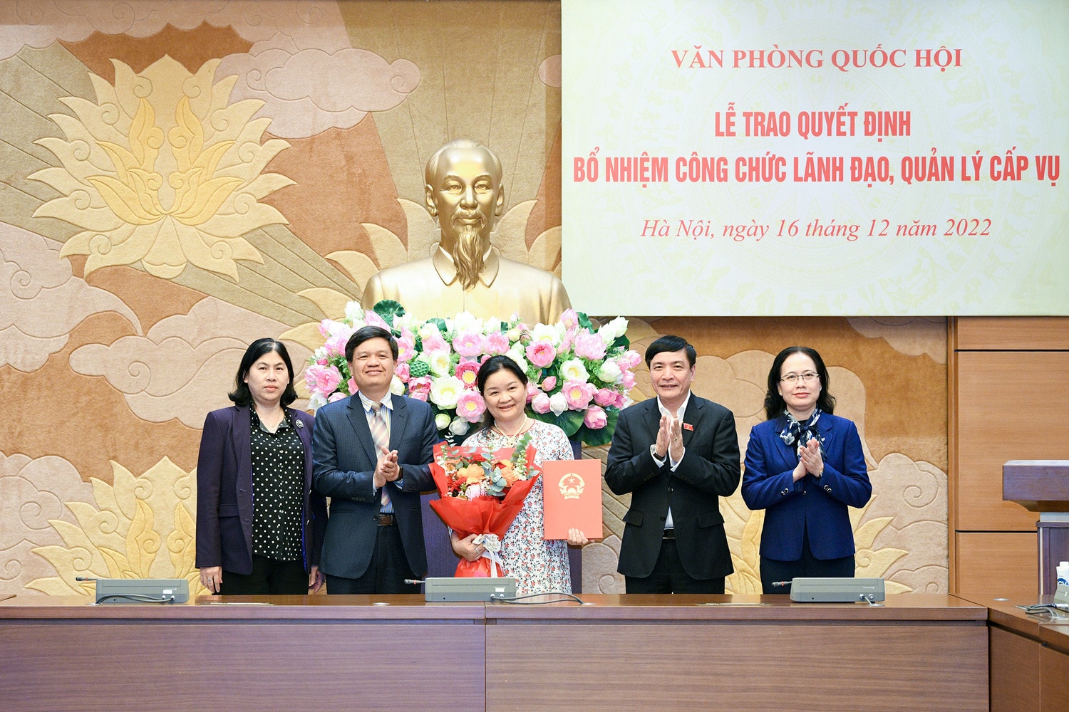 Tổng Thư ký Quốc hội, Chủ nhiệm Văn phòng Quốc hội Bùi Văn Cường trao quyết định bổ nhiệm lãnh đạo cấp Vụ