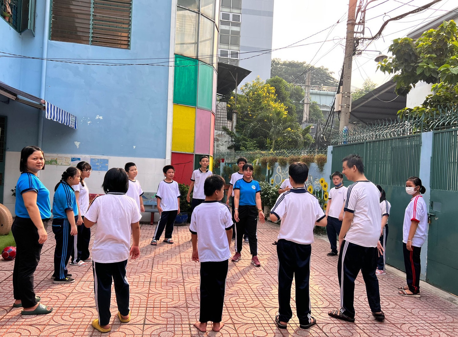 Cô giáo hết lòng với trẻ chậm phát triển trí tuệ -0