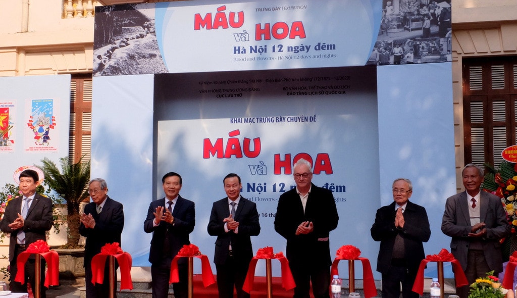 Cắt băng khai mạc trưng bày Máu và Hoa – Hà Nội 12 ngày đêm -1