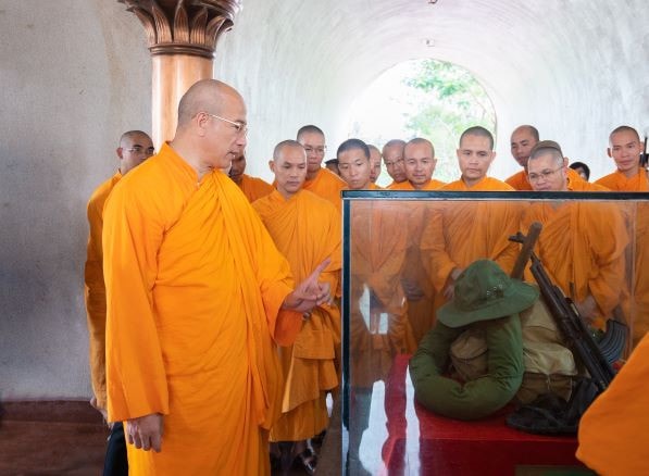 Chư Tăng, Phật tử chùa Ba Vàng dâng hương tại Thành cổ Quảng Trị và Nghĩa trang liệt sĩ Quốc gia Trường Sơn -0