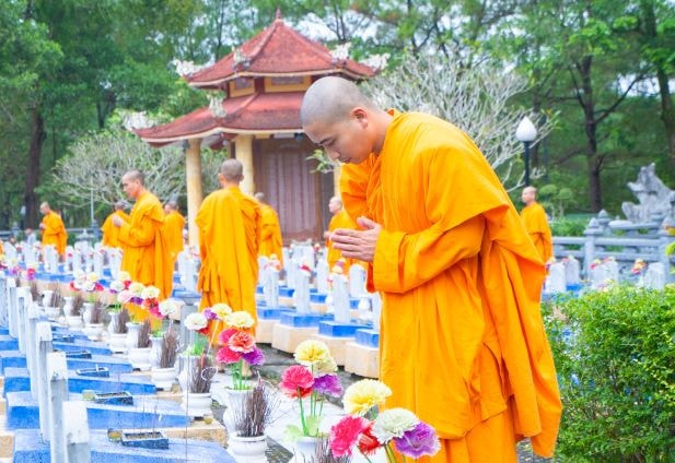 Chư Tăng, Phật tử chùa Ba Vàng dâng hương tại Thành cổ Quảng Trị và Nghĩa trang liệt sĩ Quốc gia Trường Sơn -0