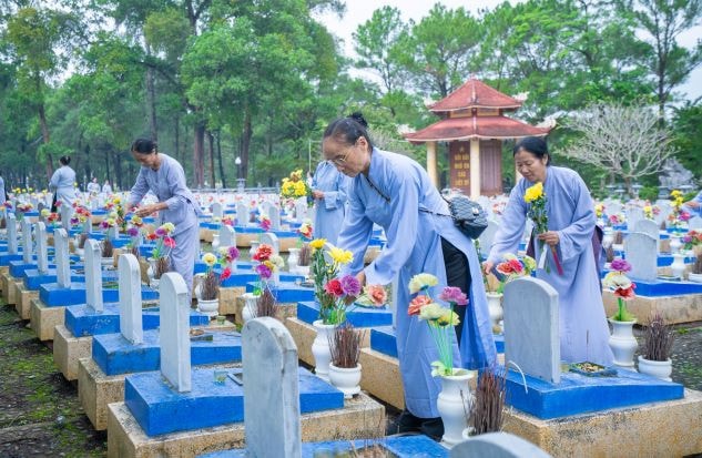 Chư Tăng, Phật tử chùa Ba Vàng dâng hương tại Thành cổ Quảng Trị và Nghĩa trang liệt sĩ Quốc gia Trường Sơn -0