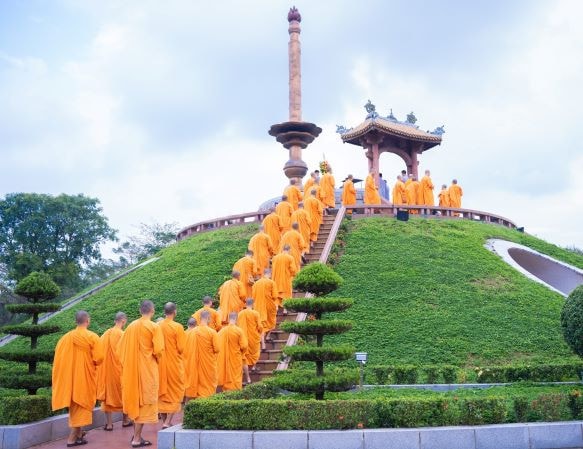 Chư Tăng, Phật tử chùa Ba Vàng dâng hương tại Thành cổ Quảng Trị và Nghĩa trang liệt sĩ Quốc gia Trường Sơn -0