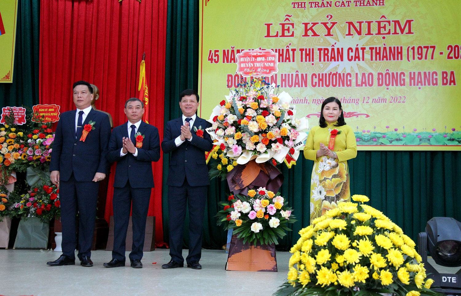 Đón nhận Huân chương Lao động hạng Ba -0