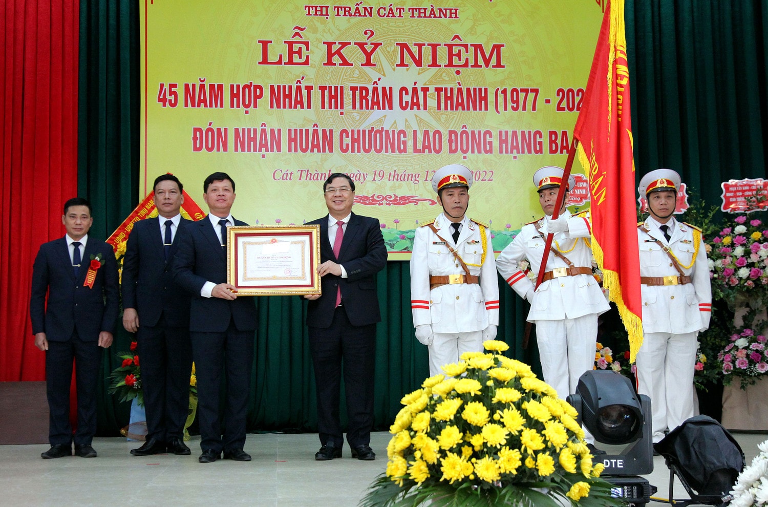 Đón nhận Huân chương Lao động hạng Ba -0