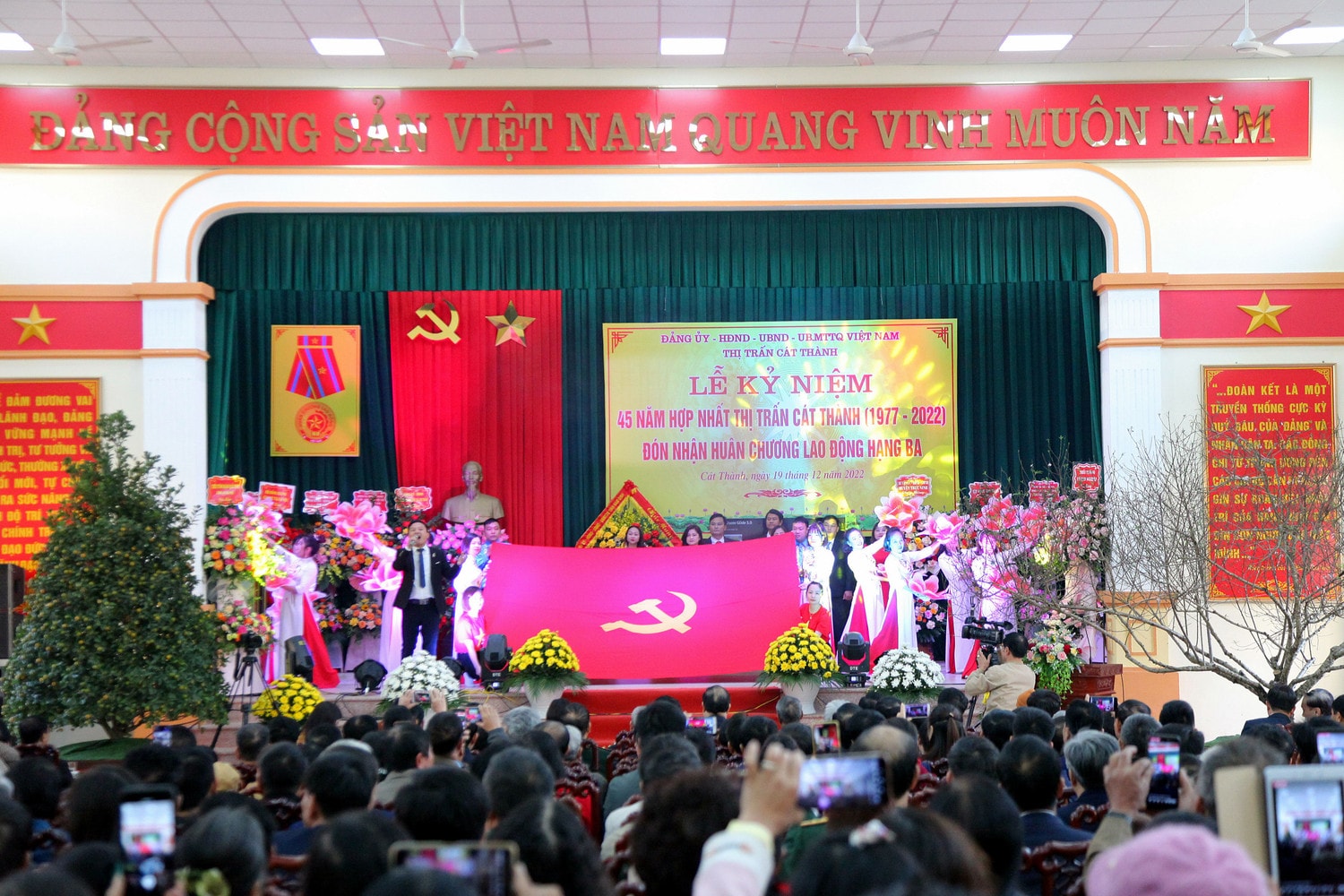 Đón nhận Huân chương Lao động hạng Ba -0