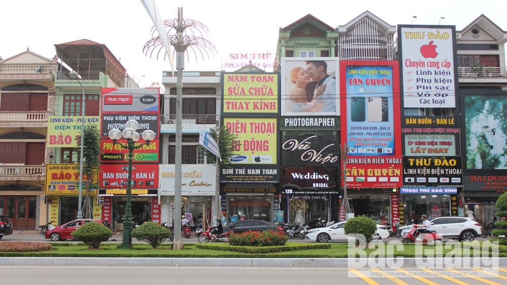 UBND tỉnh Bắc Giang yêu cầu UBND các huyện, thành phố nghiêm túc rút kinh nghiệm và có biện pháp khắc phục các tồn tại, hạn chế trong công tác quản lý hoạt động quảng cáo ngoài trời trên địa bàn. (Ảnh: báo Bắc Giang)