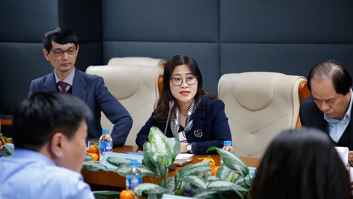 MC: Thưa bà Trang, bà có thể chia sẻ rõ hơn về việc, nếu cho phép các sản phẩm này thì các vấn đề pháp lý nào cần phải giải quyết? Hay nói cách khác là cần lưu tâm đến các vấn đề pháp lý nào liên quan đến thuốc lá điện tử, thuốc lá nung nóng tại Việt Nam?