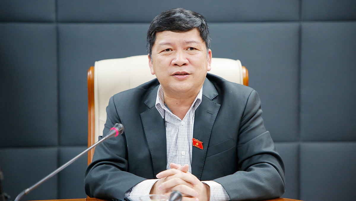 MC: Tiếp theo xin mời ông Tạ Văn Hạ, Phó Chủ nhiệm Ủy ban Văn hóa, Giáo dục! 