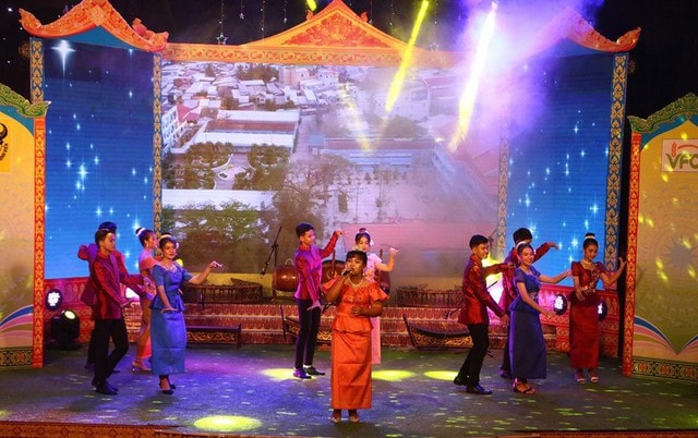 Sóc Trăng: Tặng 600 bộ trang phục truyền thống cho học sinh dân tộc Khmer -0