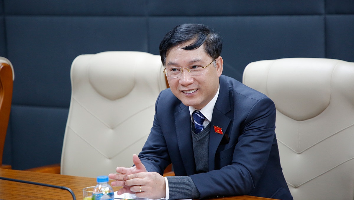 MC: Một vấn đề đặt ra hiện nay là có nên cho phép thí điểm các sản phẩm có hại cho sức khỏe và cấm toàn bộ các sản phẩm thuốc lá mới ở nước ta hay không? Thưa ông Lê Hoàng Anh, Ủy viên Thường trực Ủy ban Tài chính, ngân sách, quan điểm của ông về vấn đề này như thế nào?