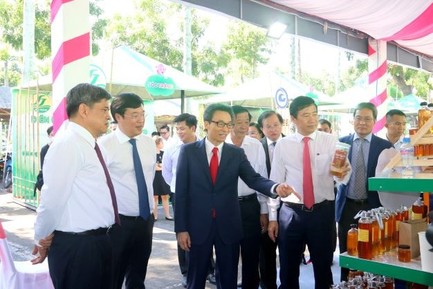 Phó Thủ tướng Vũ Đức Đam và lãnh đạo các địa phương tham quan các gian hàng Startup Diễn đàn Mekong Startup: Tiên phong dấn bước, mạnh dạn đi đầu trong đổi mới sáng tạo -0