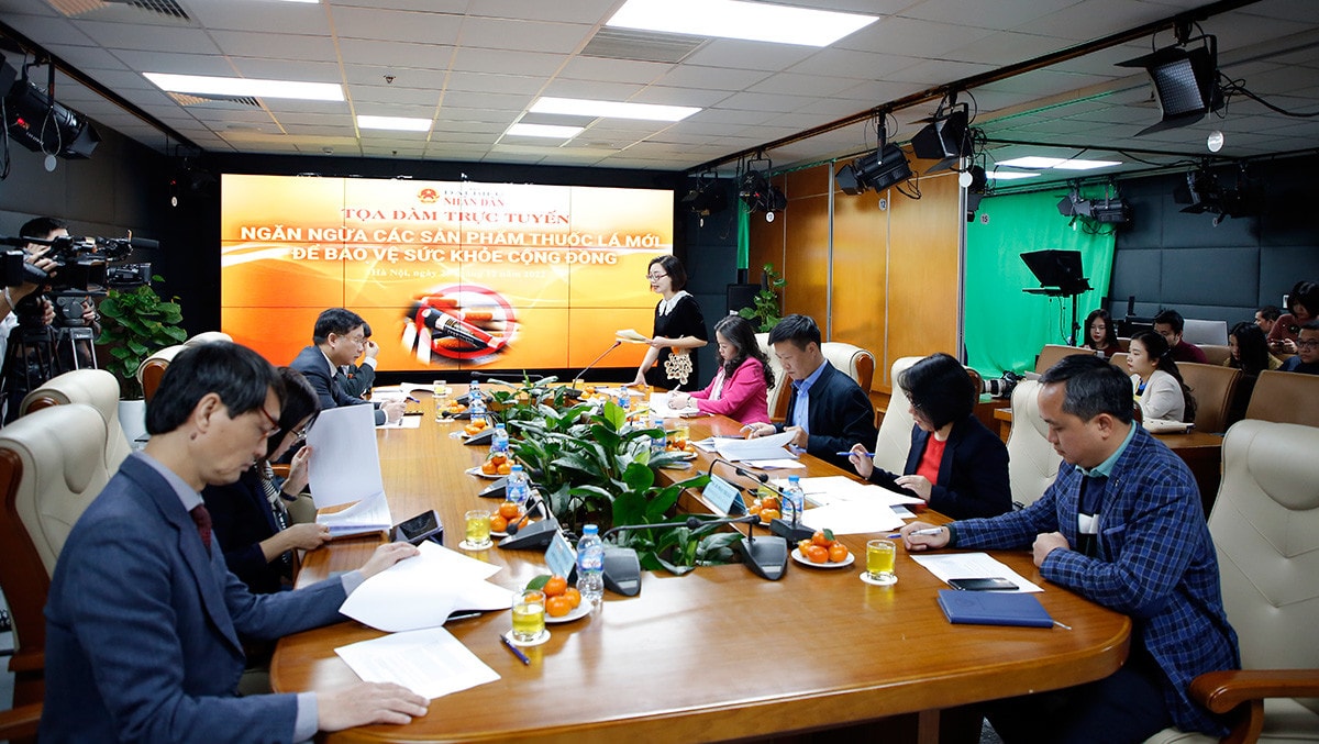MC: Kính thưa quý vị đại biểu!Trong gần 2 giờ trao đổi, các ý kiến tại tọa đàm đã làm rõ tác hại của thuốc lá nói chung và các sản phẩm thuốc lá mới nói riêng. 