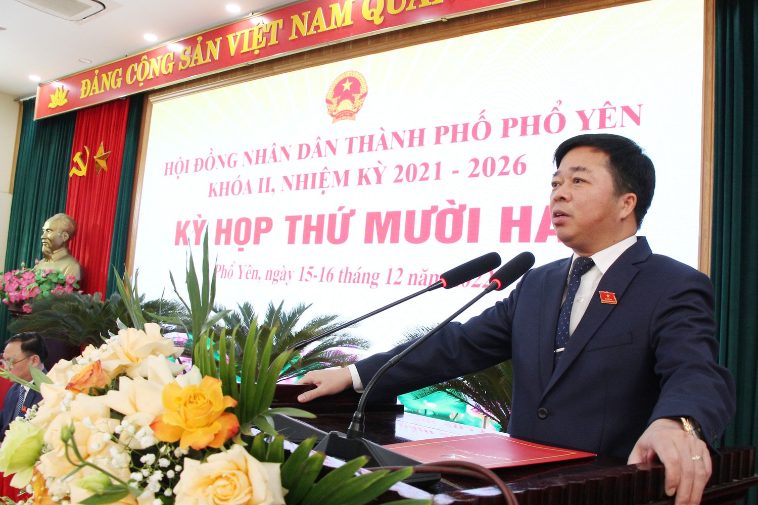 Ủy viên Ban Thường vụ Tỉnh ủy, Bí thư Thành ủy, Chủ tịch UBND Thành phố Bùi Văn Lương phát biểu chỉ đạo tại Kỳ họp - ảnh N. HƯNG
