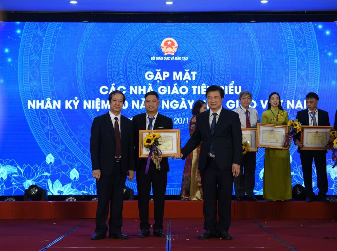 Người thầy không chỉ dạy chữ cho học sinh dân tộc -0
