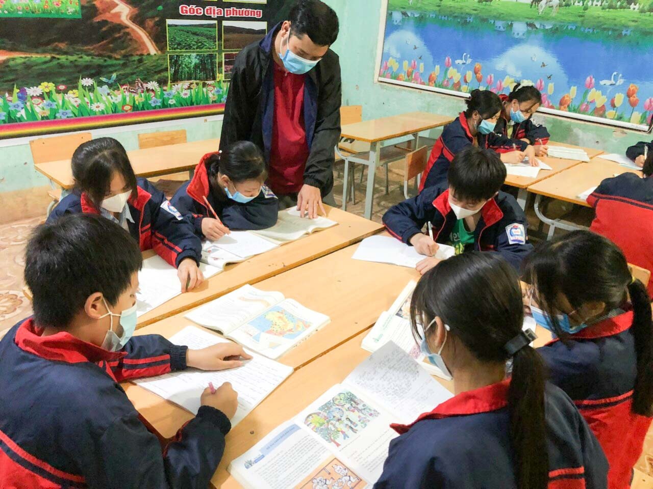 Người thầy không chỉ dạy chữ cho học sinh dân tộc -0
