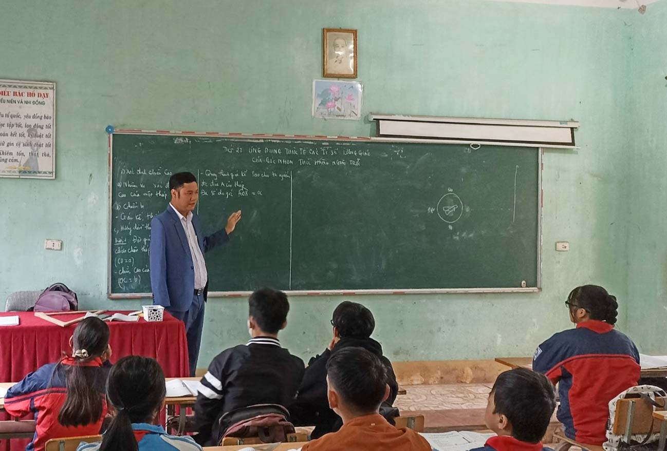 Người thầy không chỉ dạy chữ cho học sinh dân tộc -0