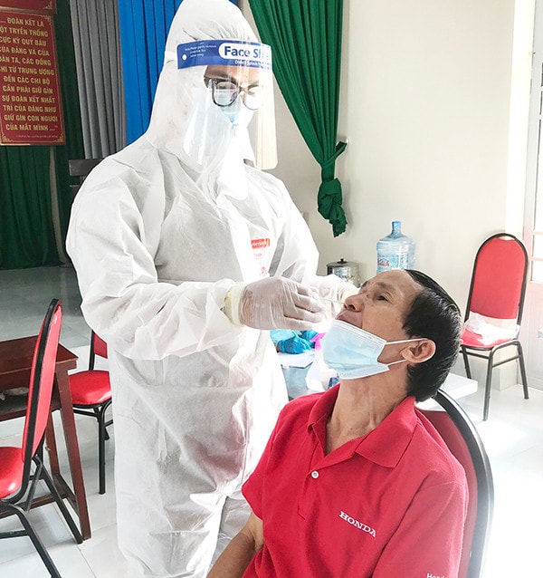 Nhân viên Trạm y tế P.Trung Dũng (TP.Biên Hòa) tham gia công tác lấy mẫu xét nghiệm để sàng lọc F0 trong cộng đồng.