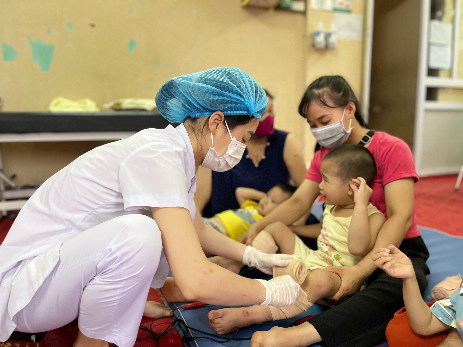 Nhân viên y tế điều trị và chăm sóc cho bệnh nhân Nhi