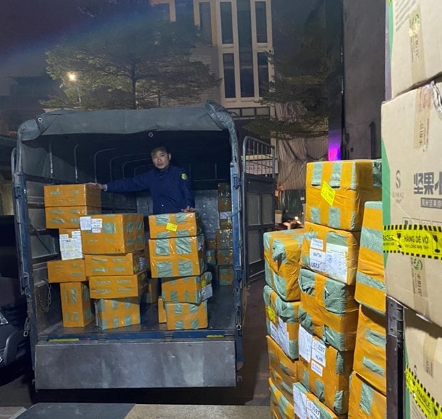 Tạm giữ gần 9.000 sản phẩm máy hút thuốc lá điện tử nghi nhập lậu -0