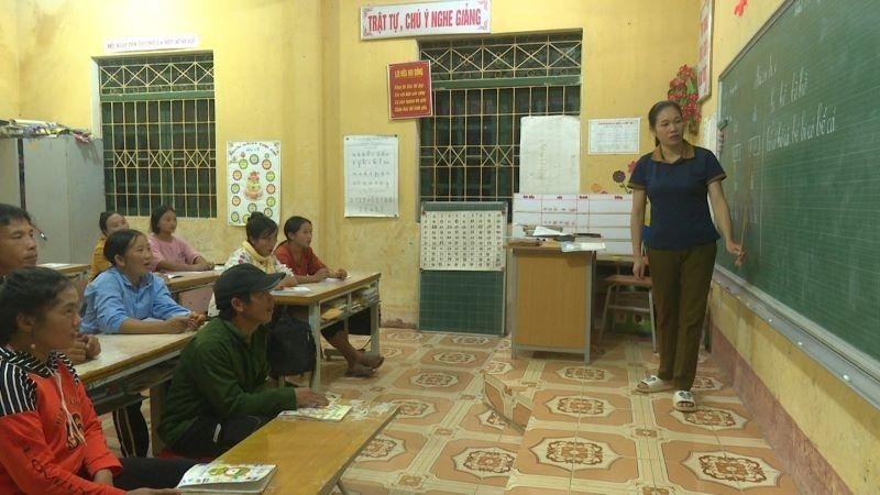 Một lớp học xóa mù chữ ở huyện Chợ Đồn, Bắc Kạn. Ảnh NGỌC TÚ