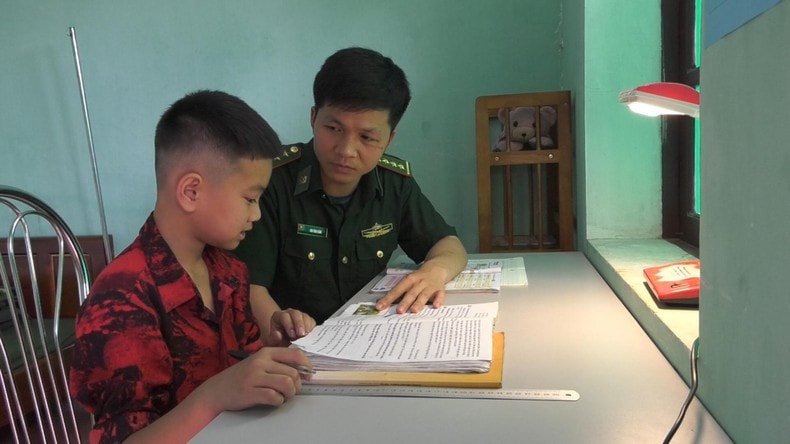Cán bộ, chiến sĩ đồn biên phòng Chi Lăng, Lộc Bình (Lạng Sơn) hướng dẫn học bài cho con nuôi đồn biên phòng - Nguồn nhandan.vn